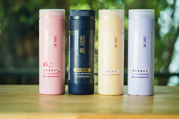 Бангкок, Таиланд - 8 декабря 2019 года: Сувенир от друга молочного чая или кофе в пластиковой бутылке. Знаменитый напиток в Тайбэе Тайвань. Тайваньский латте производитель напитков бренд Chun cui он в бутылке современного дизайна — стоковое фото