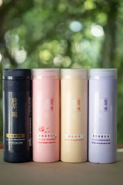 泰国曼谷- 2019年12月8日：奶茶或塑料瓶咖啡朋友的纪念品。 台北台湾有名的饮料。 台湾拿铁饮料制造商品牌春菜他在现代设计瓶中 — 图库照片
