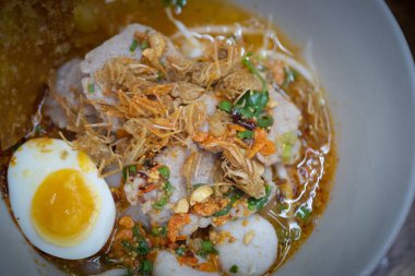 Domuz etli, köfteli ve yumurtalı baharatlı erişte..