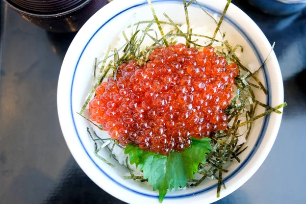 Ρύζι μπολ ολοκληρώνεται με αυγά σολομού, ιαπωνική τροφίμων — Φωτογραφία Αρχείου