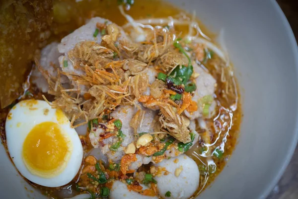 매콤 한 Tom Yum noodle with pork and meat ball and egg. — 스톡 사진