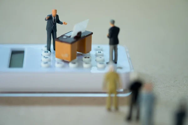 Personas en miniatura hombre de negocios de pie en la calculadora y hablar con el personal sobre el aumento salarial y salarial — Foto de Stock