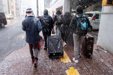 Sapporo, Japonya - 16 Kasım 2019: Turist yayalar Sapporo şehrinde kış mevsiminde yürüyorlar..