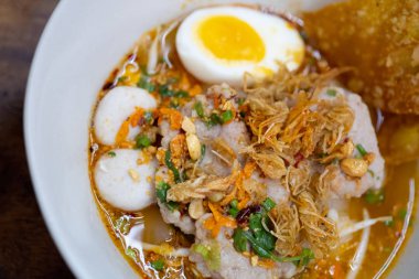 Domuz etli, köfteli ve yumurtalı baharatlı erişte..