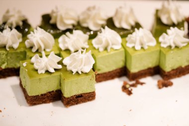 Yeşil çaylı çikolatalı keki kapat. 