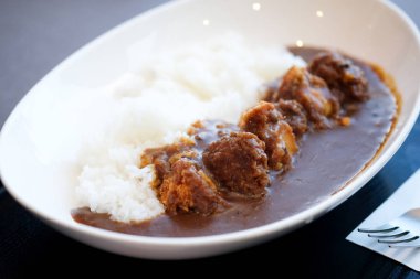 Kızarmış domuz etli köri pilavı. Japon yemeği.