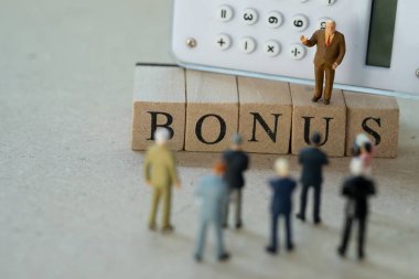 Minyatür insanlar: Patron, yıllık personele ödenen prim için işten kazanç hesaplar. Yıllık bonus konsepti. İkramiye işteki motivasyondur.