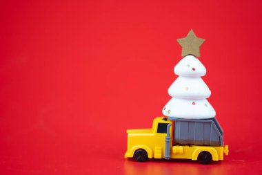 Noel ağacı kırmızı arka planlı oyuncak üzerinde
