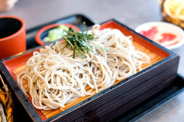 Παραδοσιακό ιαπωνικό γεύμα με κρύα ζυμαρικά soba σε ένα κόσκινο μπαμπού — Φωτογραφία Αρχείου