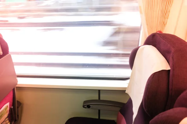 Asientos una ventana vista una nieve del tren . — Foto de Stock