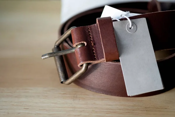 Nuevo cinturón de cuero marrón claro con hebilla — Foto de Stock
