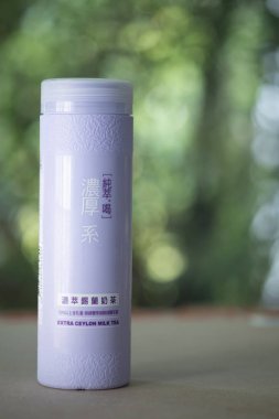 Bangkok, Tayland - 13 Aralık 2019: Plastik şişedeki sütlü çay (Creamy Seylon Milk Tea) arkadaşından hatıra. Tayvan 'daki ünlü içecek..
