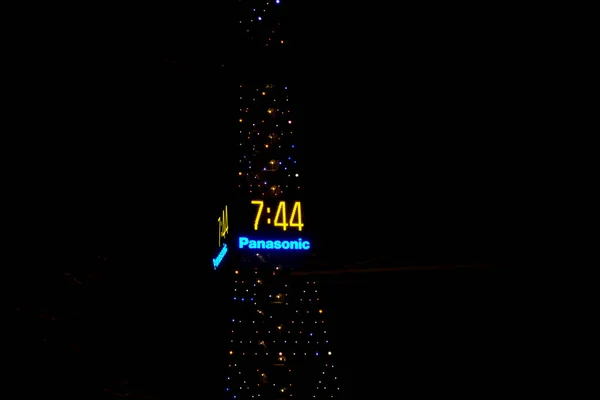 Саппоро, Япония - 16 ноября 2019 года: Вид на телебашню Саппоро в ночном парке Одори. Башня высотой 147,2 метра имеет открытую смотровую площадку для посетителей . — стоковое фото