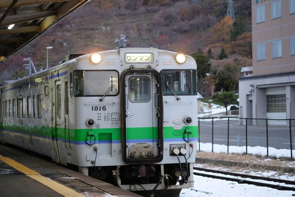 Hokkaido, Japan - 18 november 2019: Lokalt tåg på järnvägsspår Hokkaido Island Japan. Är en diesel flera enhet tåg drivs av Jr Hokkaido — Stockfoto