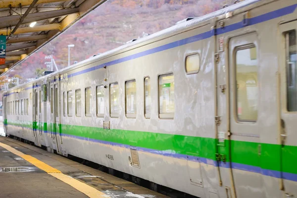 Хоккайдо, Япония - 18 ноября 2019 года: Местный поезд по железной дороге Hokkaido Island Japan. Является дизельным поездом, управляемым JR Hokkaido — стоковое фото