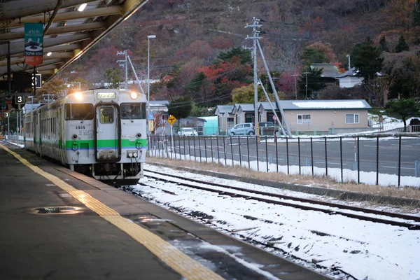 Hokkaido, Japan - 18 november 2019: Lokalt tåg på järnvägsspår Hokkaido Island Japan. Är en diesel flera enhet tåg drivs av Jr Hokkaido — Stockfoto