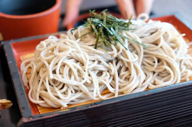 Soğuk soba (karabuğday eriştesi) soğuk suya batırıldıktan sonra yenir.