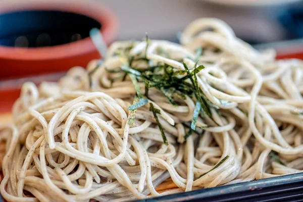 Ψυχρή σόμπα [noodles φαγωμένη μετά από βούτηγμα σε κρύο — Φωτογραφία Αρχείου