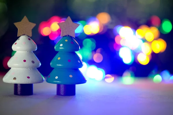 Juguete de madera miniatura Árbol de Navidad sobre fondo de iluminación . —  Fotos de Stock