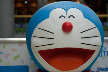Chitose Hokkaido Japan - 17 Kasım 2019: Doraemon Hokkaido 'daki Chitose Uluslararası Havalimanı' nda turisti karşılamak için yapılan modellik gösterileri. Doraemon, Japon animasyonunun en ünlü karakter serisi ve anime serisidir..