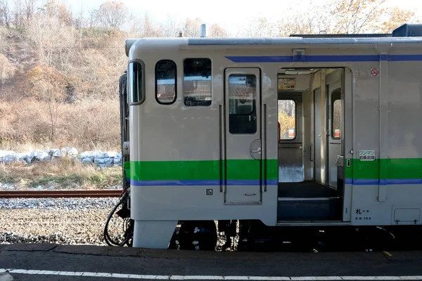 日本北海道（英语：Hokkaido, Japan）- 2019年11月18日：一列在铁路轨道上运行的小火车是由日本北海道的小北海道运营的柴油多单元列车。. — 图库照片