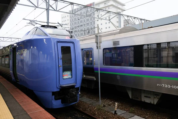 Хоккайдо, Япония - 18 ноября 2019 года: Местный поезд ждет на станции JR. Экспресс-поезд типа Фурико Super Hokuto, управляемый JR Hokkaido — стоковое фото
