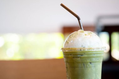 Matcha latte veya buzlu yeşil çay.