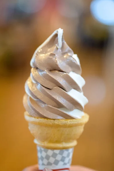 Kéttónusú, lágy fagylaltkúp — Stock Fotó