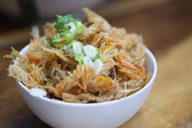 Beyaz kasede çıtır çıtır çene.