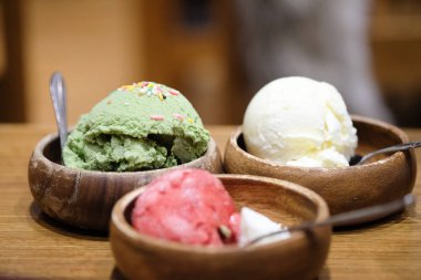 Dondurma (yeşil çay, çilek ve vanilya)