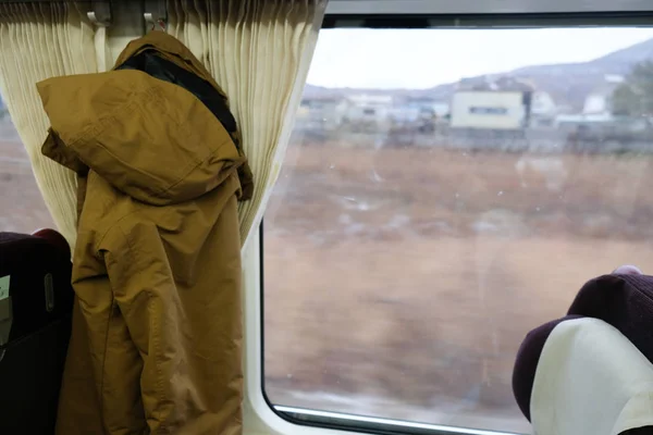 Titta genom fönstret med snö färdas på ett tåg i Hokkaido — Stockfoto