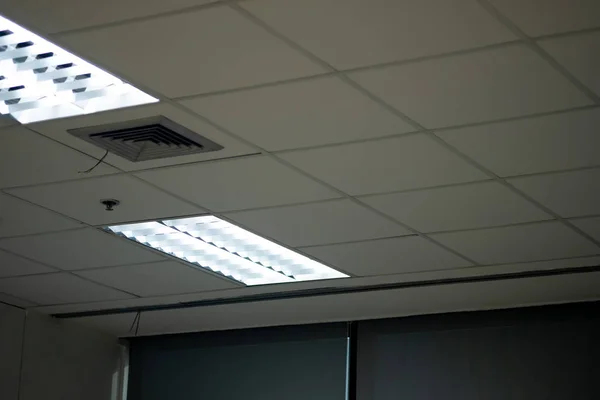 Lámpara fluorescente Luces del techo en la oficina — Foto de Stock