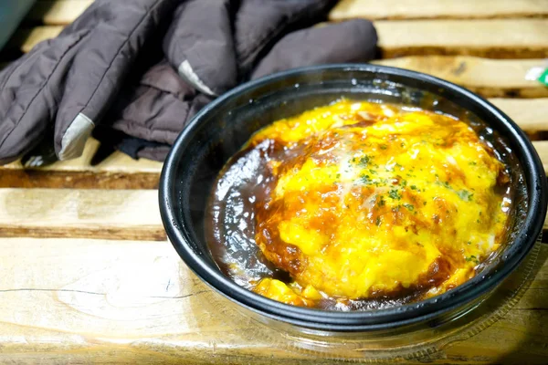 Omelete com queijo e molho em arroz em preto levar tigela — Fotografia de Stock