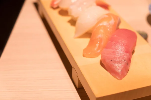 Sushi de salmón japonés y sushi de atún — Foto de Stock