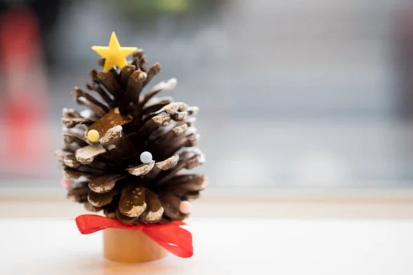 Miniatur-Weihnachtsbaum auf dem Tisch neben dem Fenster — Stockfoto