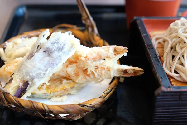 Räkor och grönsaker tempura på restaurang. — Stockfoto