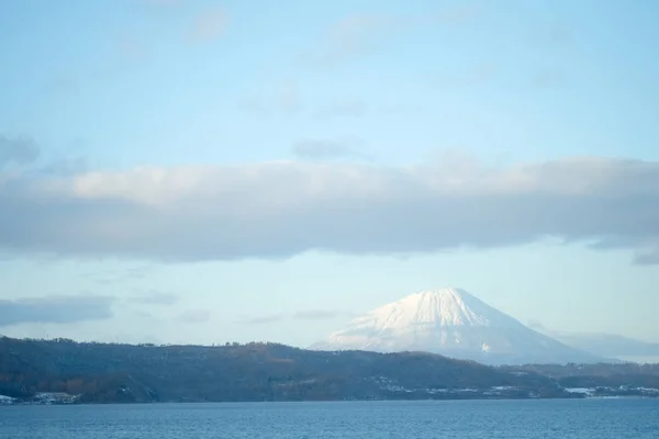 Vue sur le lac Toya (Toyako) avec neige. la célèbre attraction touristique de Hokkaido . — Photo