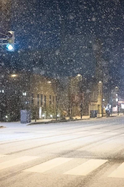 Chitose, Hokkaido, Giappone - 19 novembre 2019: La neve pesante è caduta sulla strada di copertura di notte. Strada durante la stagione invernale con strada coperta dalla neve nella città di Chitose, Giappone — Foto Stock