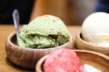 Dondurma (yeşil çay, çilek ve vanilya)