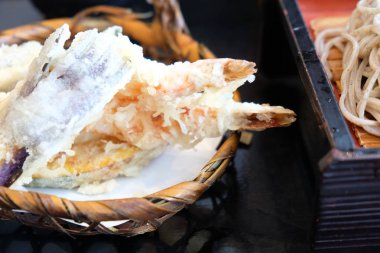 Restoranda karides ve sebze temposu.