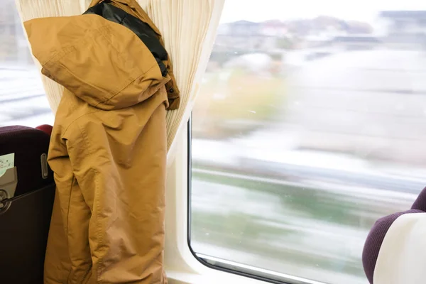 北海道的一列火车载着雪从窗户往外看 — 图库照片