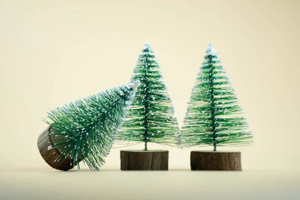 Pequeños árboles de Navidad artificiales decorativos — Foto de Stock