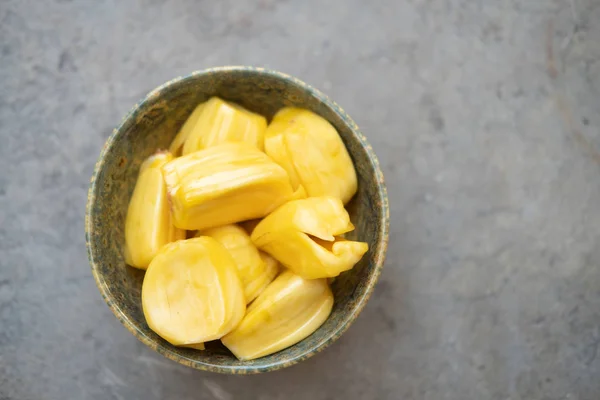 Verse stukjes jackfruit in een kom. Exotische tropische vruchten — Stockfoto