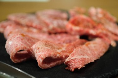 Dilimlenmiş birinci sınıf Japon wagyu bifteği.