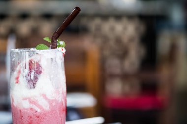 İçkiyi bitirdikten sonra çilekle yapılan meyve püresi.