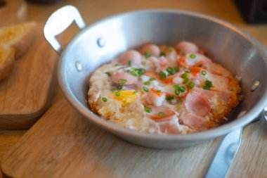 tavada yumurta Topingler ile