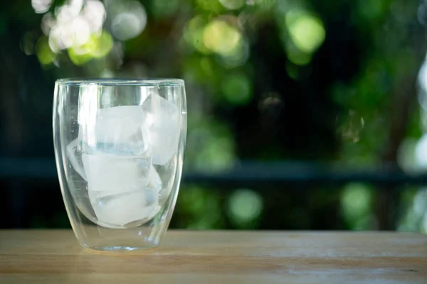 Eisröhre im leeren Glas — Stockfoto