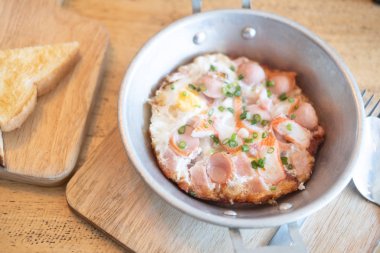 tavada yumurta Topingler ile