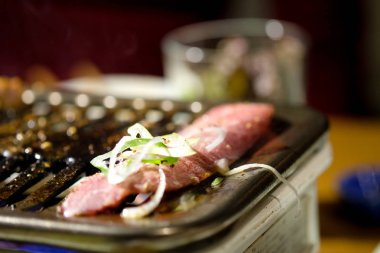 Restorandaki ızgarada et ızgarası pişirmek.