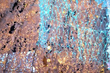 Sokaklar yılbaşı ve Noel tatili için süslenmiş.